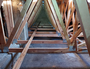 Zateplení stropu bytového domu pomocí foukané izolace